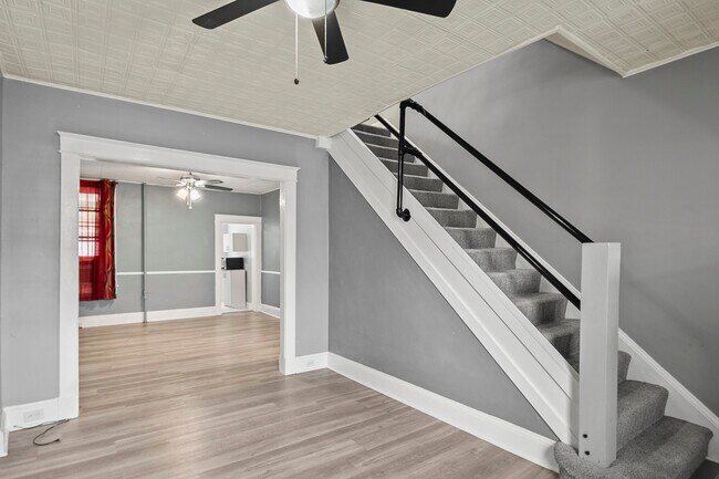 Building Photo - 1109 W 40th St