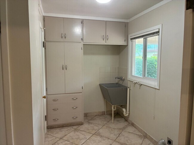 Building Photo - Beautiful 3 bedroom/1.5 bath Home in S. Land Park