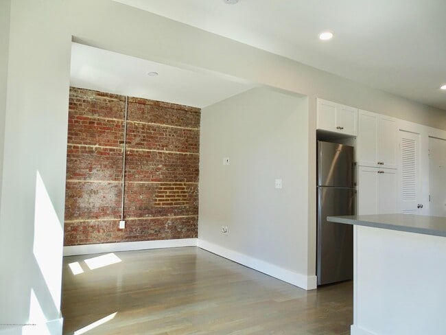 Building Photo - 410 Bond St