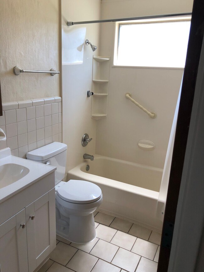 Building Photo - 12125 Hillcrest Pl