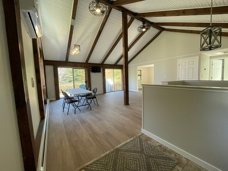 Building Photo - 832 VT-15