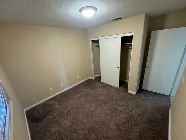 Building Photo - Charming 3-bedroom home located in the picturesque town of Pahrump!