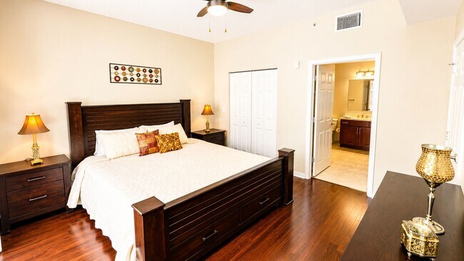 Building Photo - 1064 N Tamiami Trl