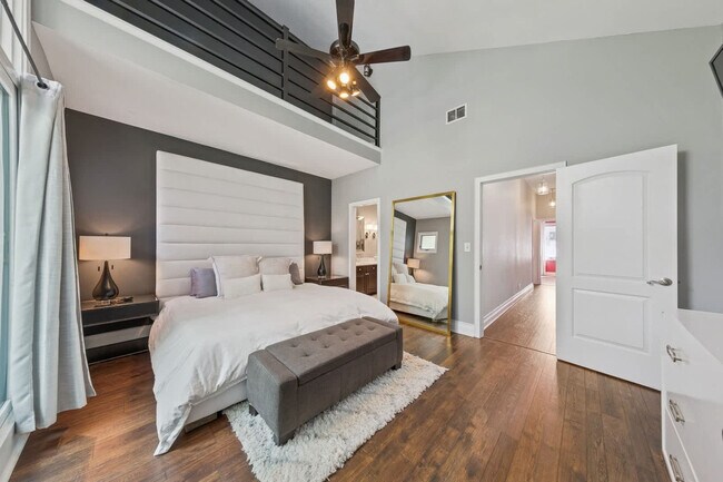 Building Photo - 657 N Carpenter St