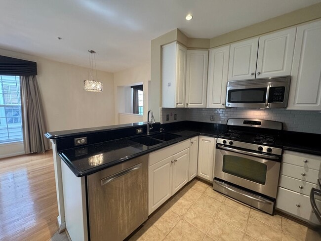 Building Photo - Beautiful 2 Bed 2 Bath End-Unit Townhome I...
