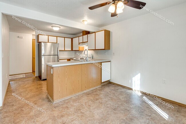 Building Photo - Spacious Pet-Friendly Ground Level Unit w/ Parking Included!