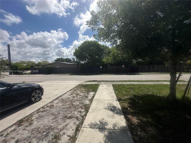 Building Photo - 3104 Tarpon Dr