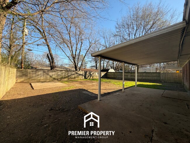Building Photo - Charming 3BR Memphis Home with Tile Floors, Dining Area & Fenced Backyard