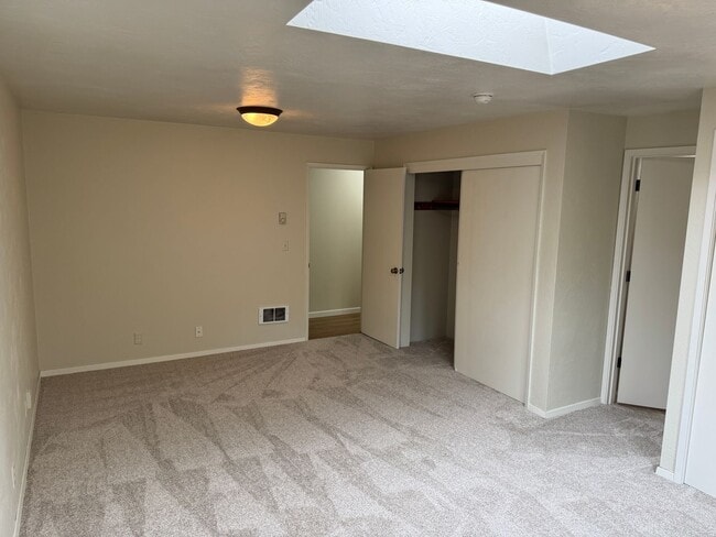Building Photo - Discover this well-maintained 3-bedroom, 2-bath home in Eugene, OR.