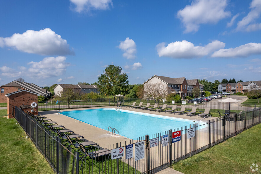 Outdoor Pool - Bayberry Cove