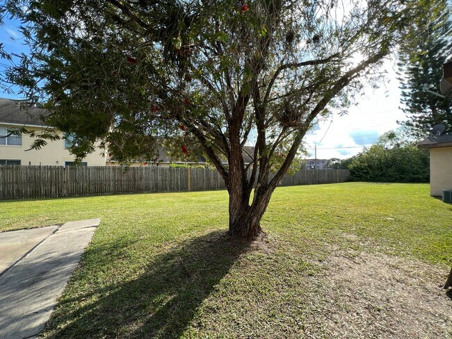 Building Photo - Updated & Remodeled 2/2 Townhouse in Kissimmee