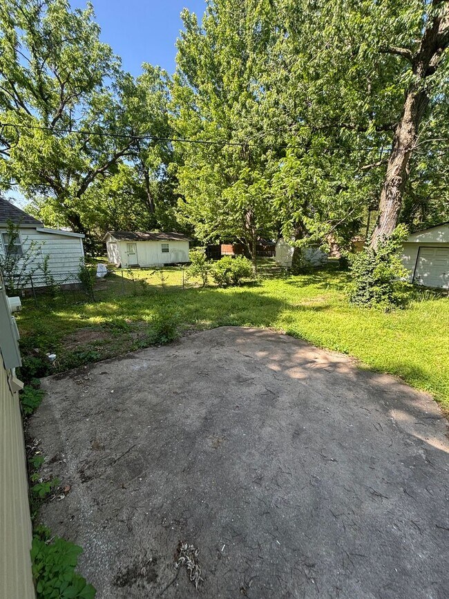Building Photo - 2027 N Weller Ave