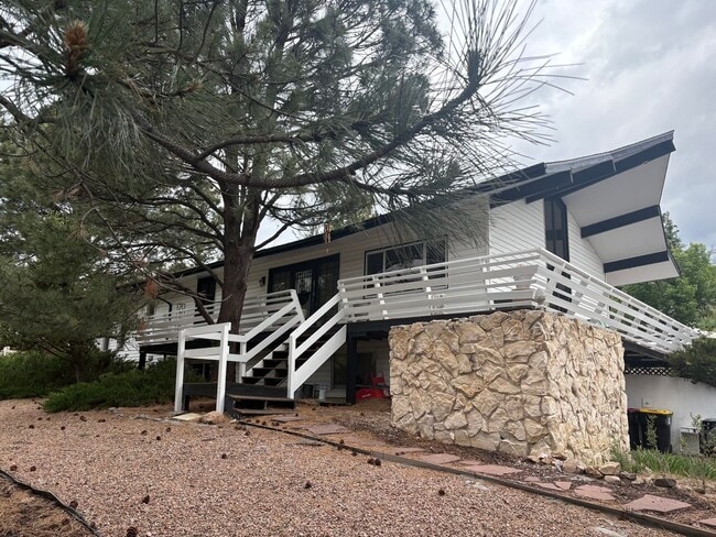 Building Photo - Beautiful Skyway home in District 12