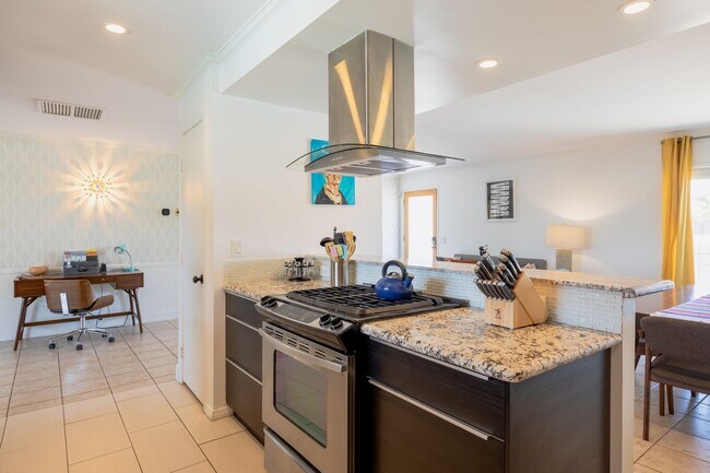 Building Photo - Family-Friendly Oasis in North Palm Springs