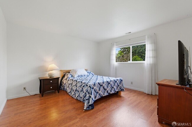 Building Photo - 3421 Roosevelt Ave