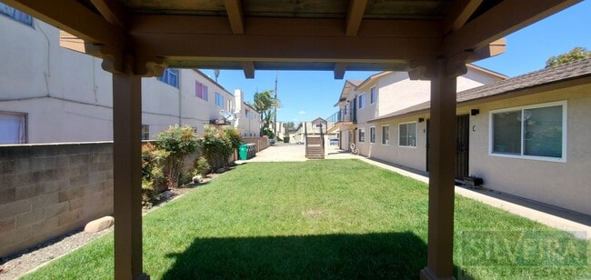 Building Photo - Comfortable upstairs apartment space