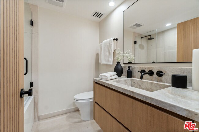 Building Photo - 818 N Doheny Dr