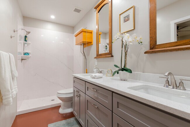 Building Photo - 3816 E Lee St