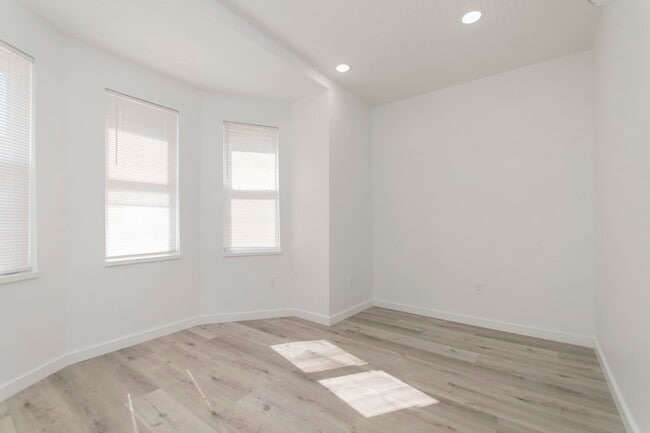 Building Photo - Modern & Renovated 1BD 1BA Apartment