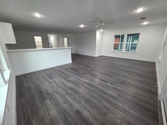 Building Photo - Stunning Duplex with Garage & Modern Finishes