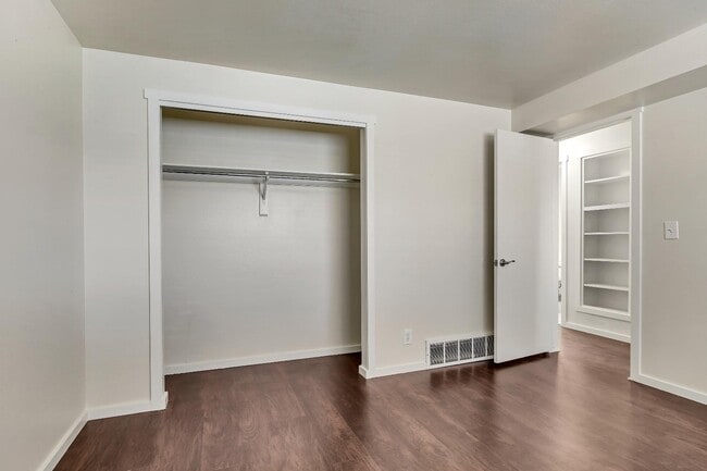 Building Photo - 817 W Heather Ln