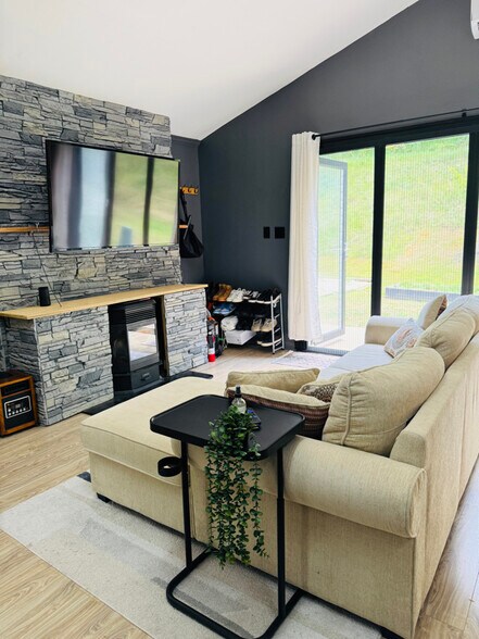 Building Photo - 24 E Winding Hill Rd