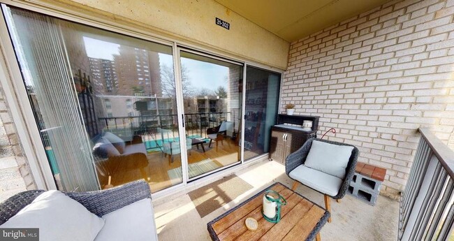 Building Photo - 31 Canterbury Square