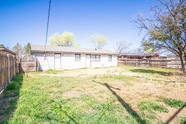 Building Photo - Central Lubbock  2 Bed 2 Bath Home