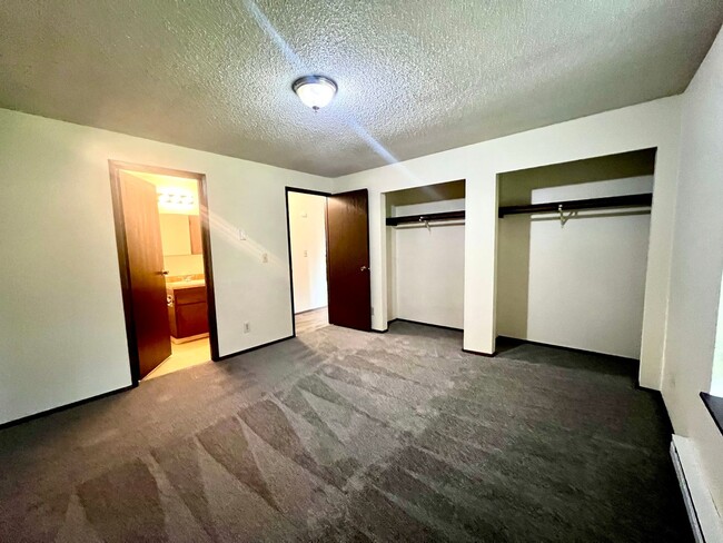 Building Photo - Upper-Floor Unit in Fourplex near Tacoma Mall