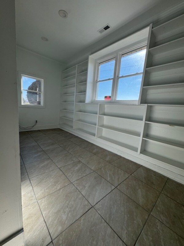 Building Photo - 584 Lakeview Rd