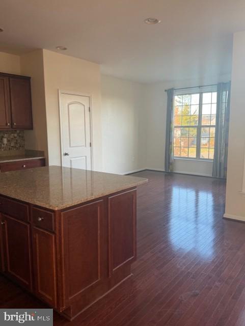 Building Photo - 165 Royal Ct