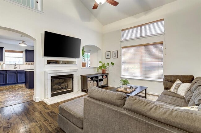 Building Photo - 15501 Sarah's Creek Dr