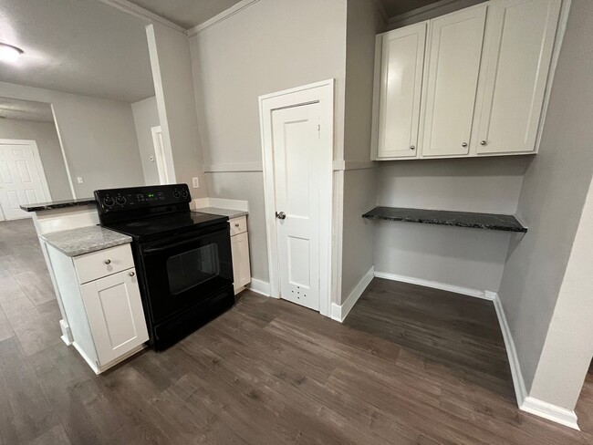 Building Photo - 3 bedroom 2 bath!