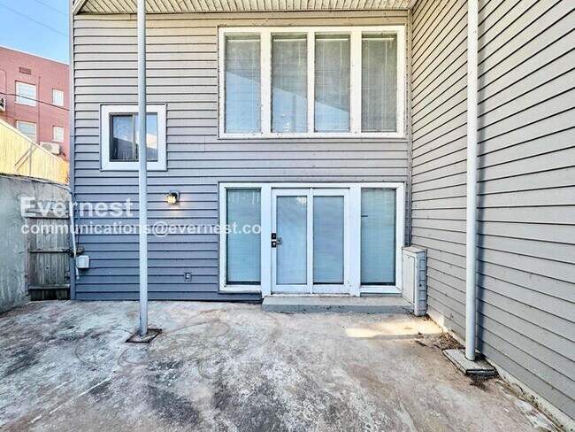 Building Photo - 1327 S Lawton Ave