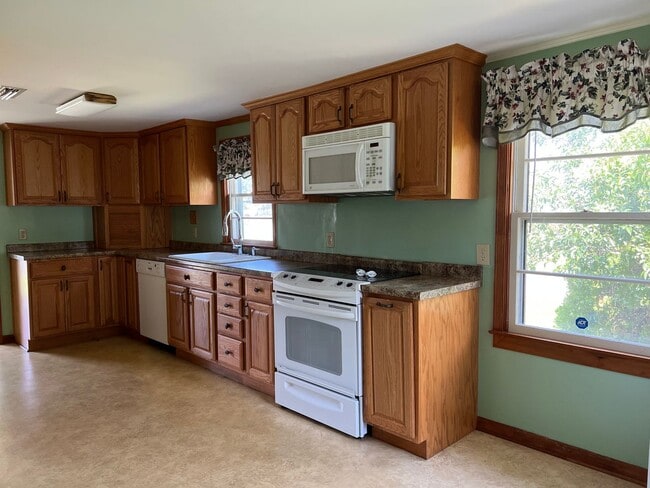 Building Photo - 3BR/2BA Available NOW- Napier Field