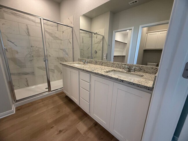 Building Photo - Washer/Dryer Included in the Premiere Luxu...