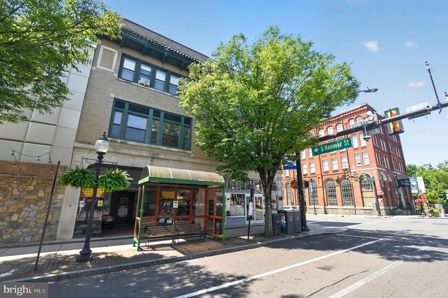 Building Photo - 204 E High St