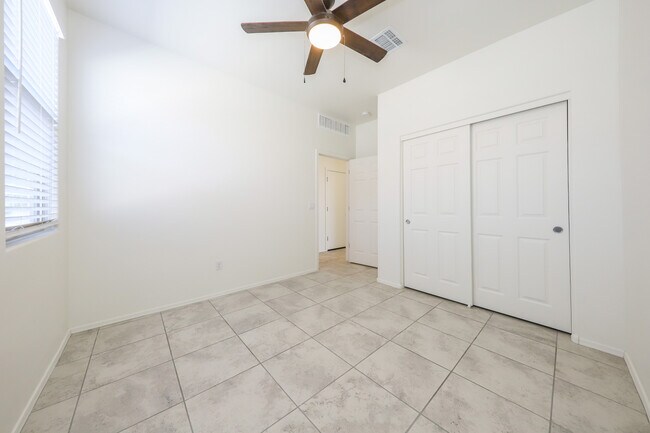 Building Photo - 4466 S Sunrise Bluff Way