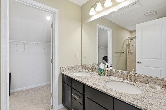 Building Photo - Stunning 3BR Townhome with Roof Deck in Reserves at Dakota Crossing!