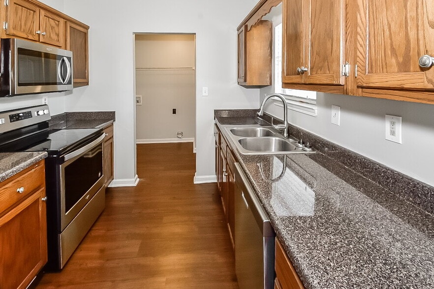 Building Photo - 4088 Ravenwood Dr N