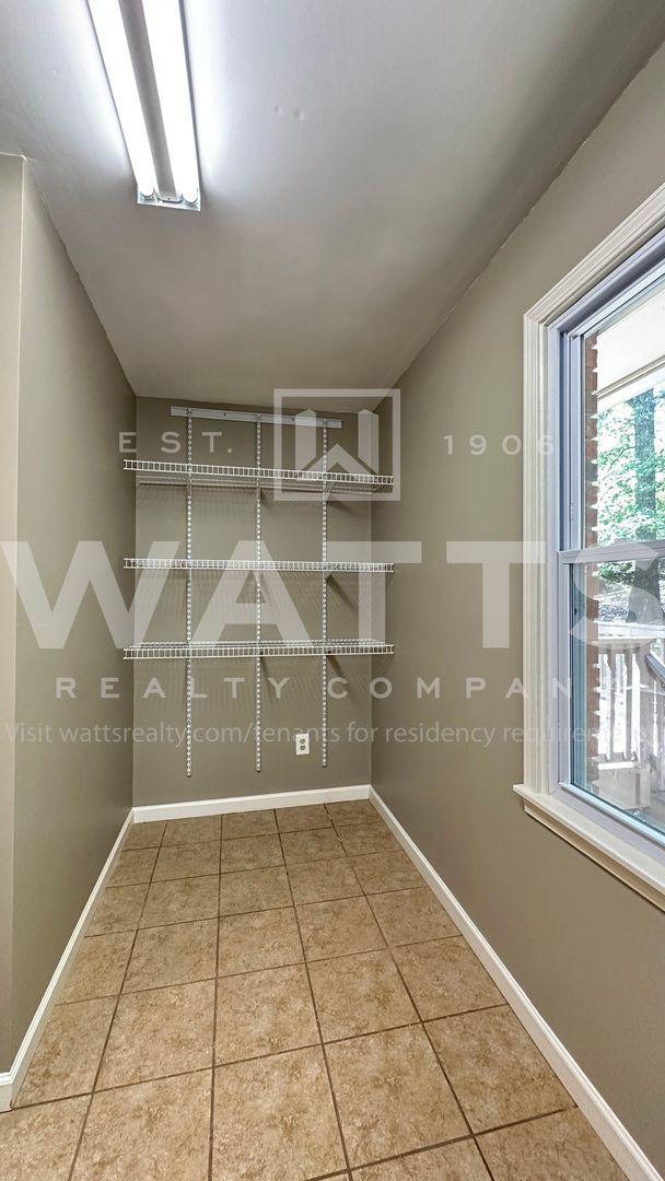 Building Photo - 4 Bedroom, 4.5 Bath Home in Heart of Hoover