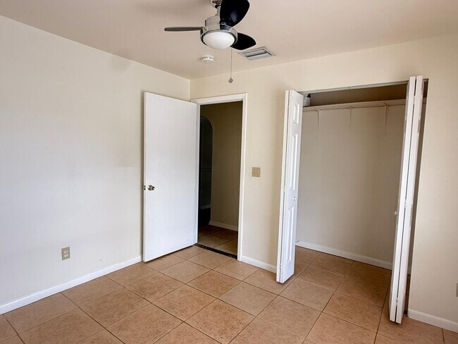 Building Photo - Spacious 2 Bedroom 1 Bath