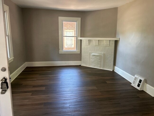 Building Photo - 3 Bedroom 1.5 Bath Home Available for Rent...