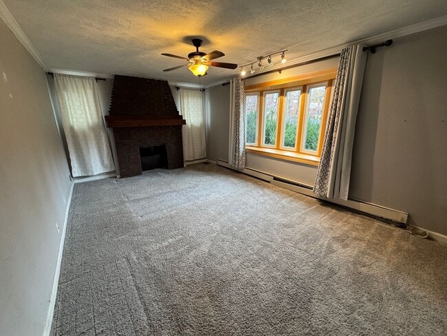 Building Photo - Spacious Private Oasis - 3 Bedroom 2 Bathroom House in Green Tree!