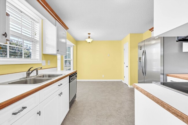 Building Photo - 3 Bedroom Pet Friendly Home For Rent With Extra Large Bonus Room!