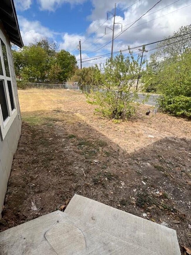 Building Photo - 3 Bedroom 1.5 Bath convenient to all that ...