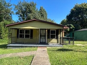 Building Photo - Beautifully Renovated 3-Bedroom Home with Expansive Yard and Private Deck in Graysville