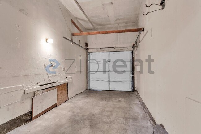 Building Photo - Unit 3400