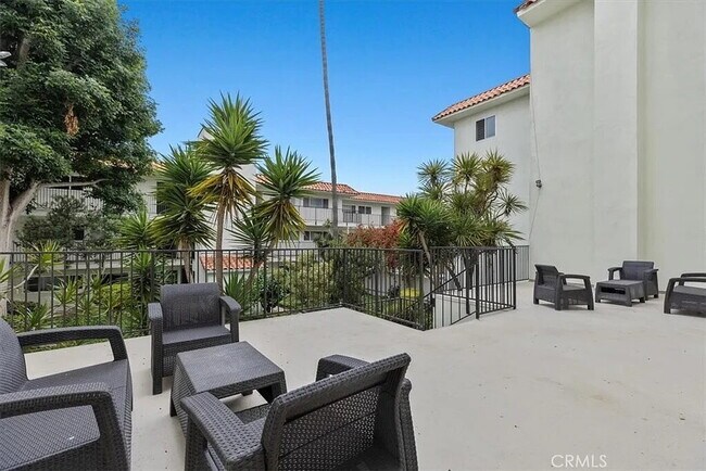 Building Photo - "Chic Hermosa Beach 1BR Apartment: 810 Sq ...