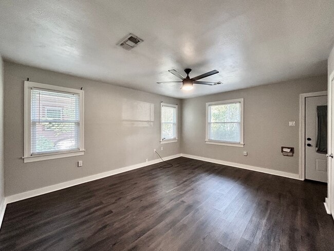 Building Photo - Charming Three Bedroom Home in a Highly Desirable Neighborhood